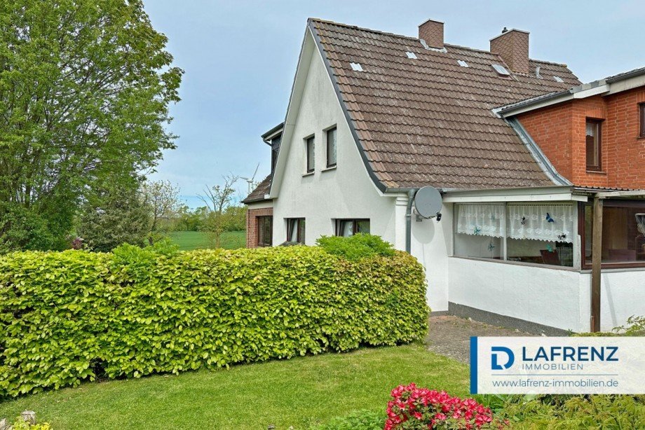 Seitenansicht-mit-Garten Einfamilienhaus Schashagen