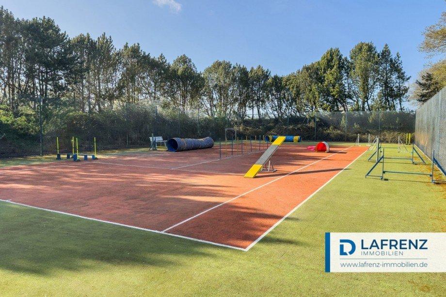 Tennisplatz / Agility Platz f�r Hunde Mehrfamilienhaus Malente / Krummsee