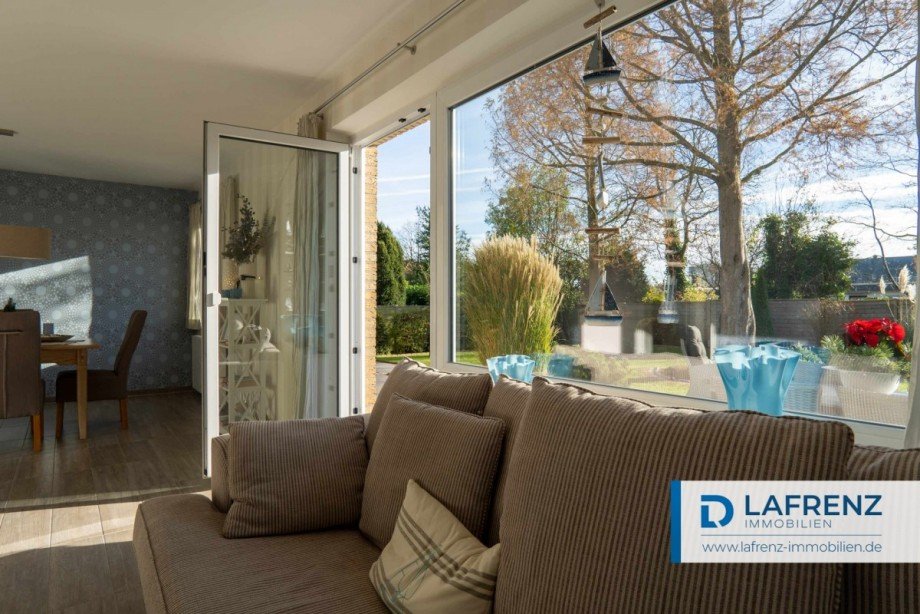 gro�e Fenster in den Garten Bungalow Fehmarn