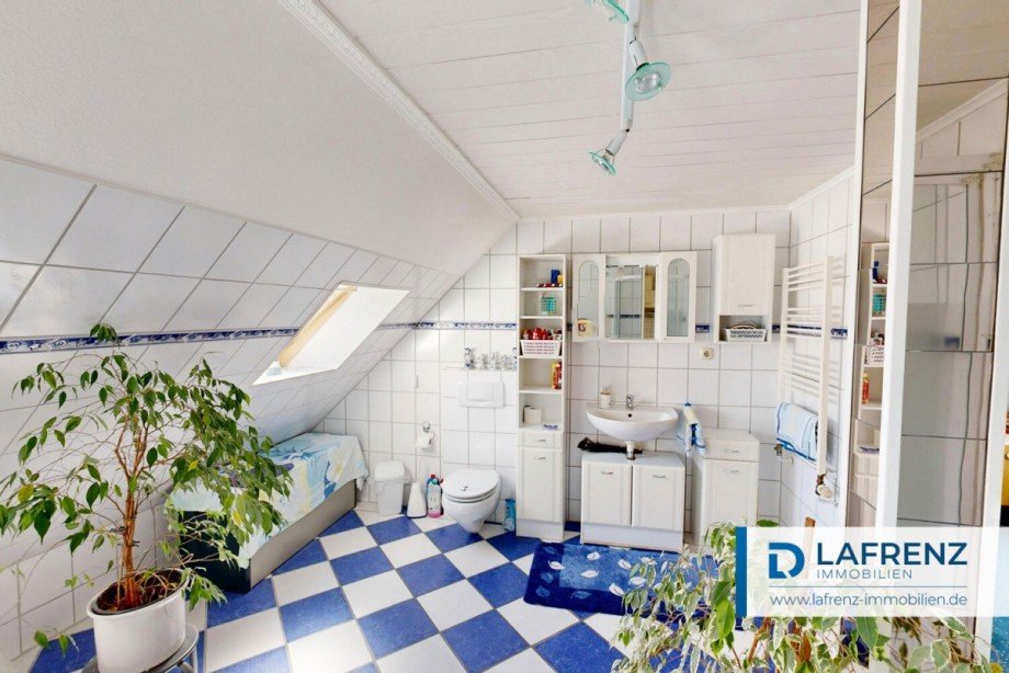 Badezimmer-im-Dachgeschoss-2 Zweifamilienhaus Fehmarn