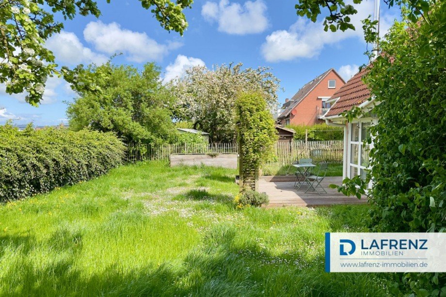 Bienenwiese-vorm-Haus-(no-mow-may) Einfamilienhaus Fehmarn