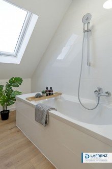 Badezimmer-DG Sch�ner Wohnen in ruhiger Lage - Saniertes Reihenendhaus mit Garten nach S�den