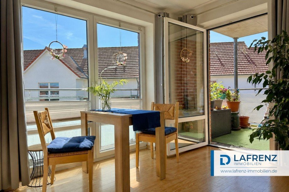 Esstisch-im-Wohnzimmer Etagenwohnung Fehmarn