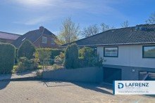 Ansicht-von-der-Einfahrt Mehr Platz als erwartet - Familienhaus im Gr�nen mit idyllischem Garten