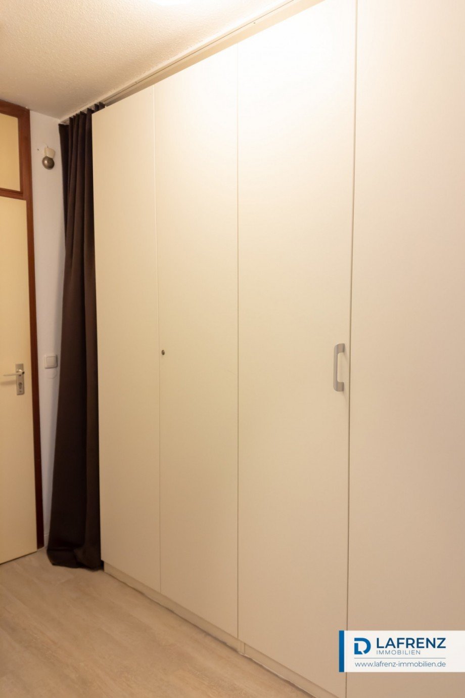 gro�er-Wandschrank-im-Flur Etagenwohnung Heiligenhafen