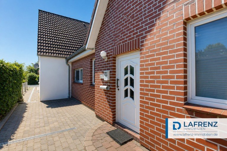 Ansicht vom Eingang des Anbaus Fehmarn Zweifamilienhaus Viel Platz f�r zwei Generationen - Zweifamilienhaus mit gro�em Garten in Burg