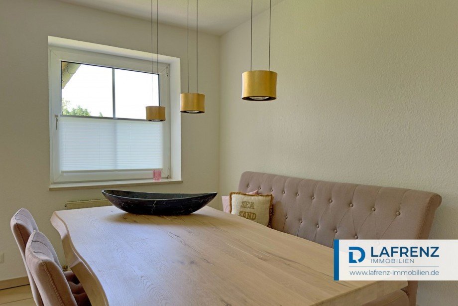 Esstisch-im-Wohnzimmer Etagenwohnung Fehmarn