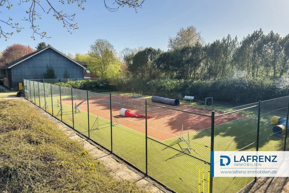 Tennisplatz / Agility Platz f�r Hunde Mehrfamilienhaus Malente / Krummsee