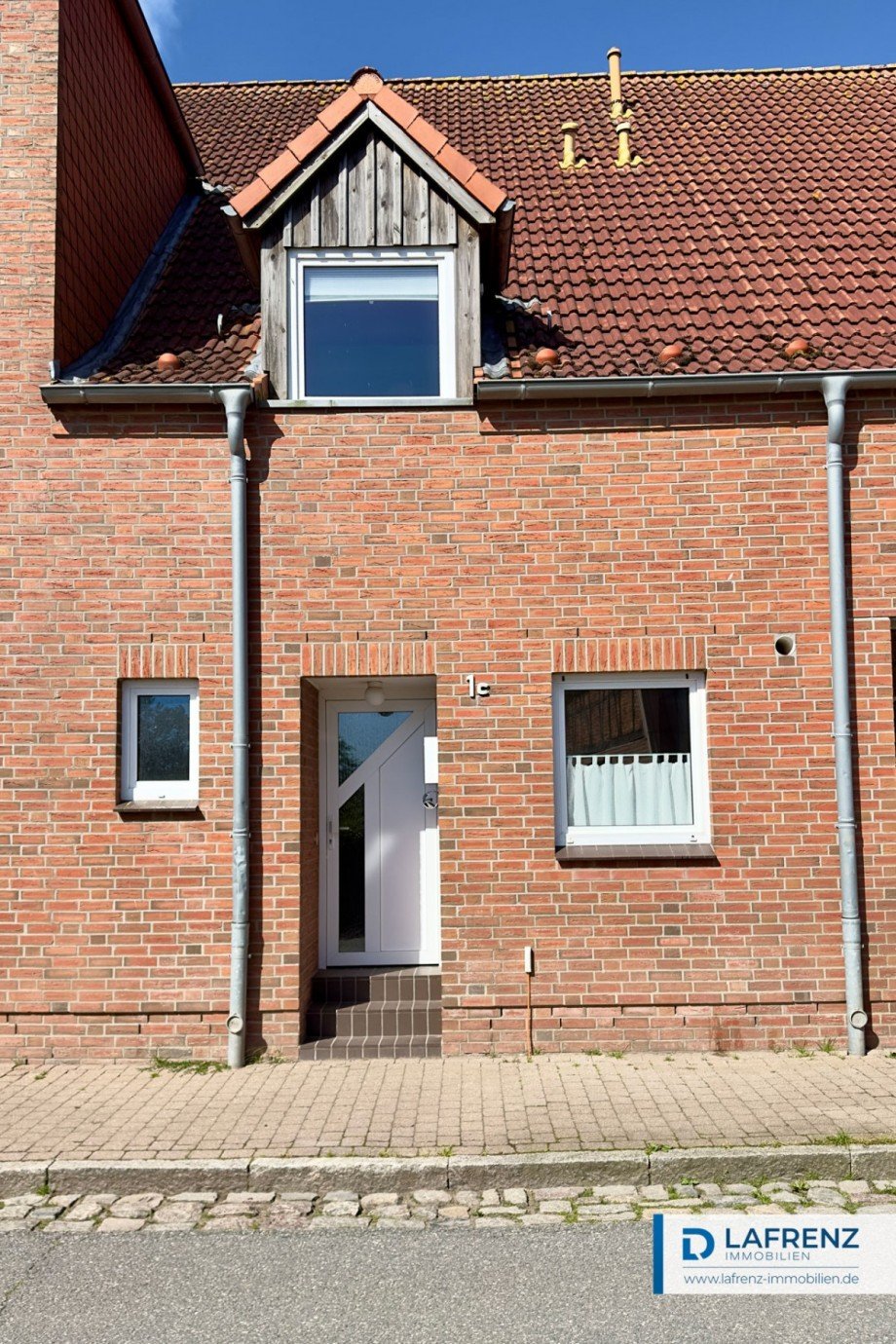 Hausansicht (noch Sommer 2025) Reihenmittelhaus Scharbeutz / Gleschendorf